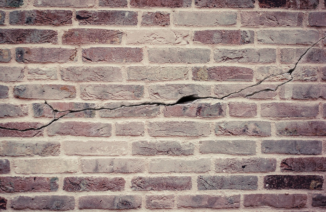 Réparer des fissures dans un mur : diagnostic et solutions réparation de fissures murales : solutions efficaces pour restaurer l'intégrité et l'esthétique de vos murs rapidement et durablement.